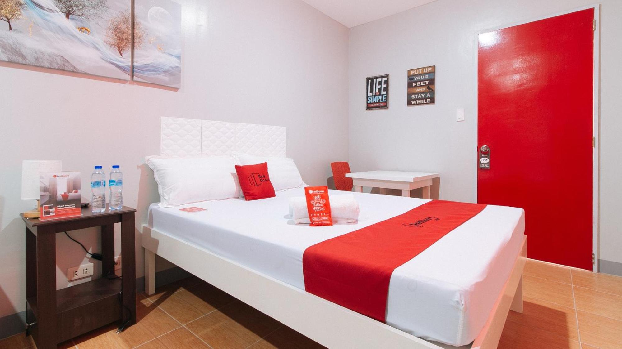 Reddoorz Near Christ The King Medical Center Hotel Las Piñas Eksteriør billede