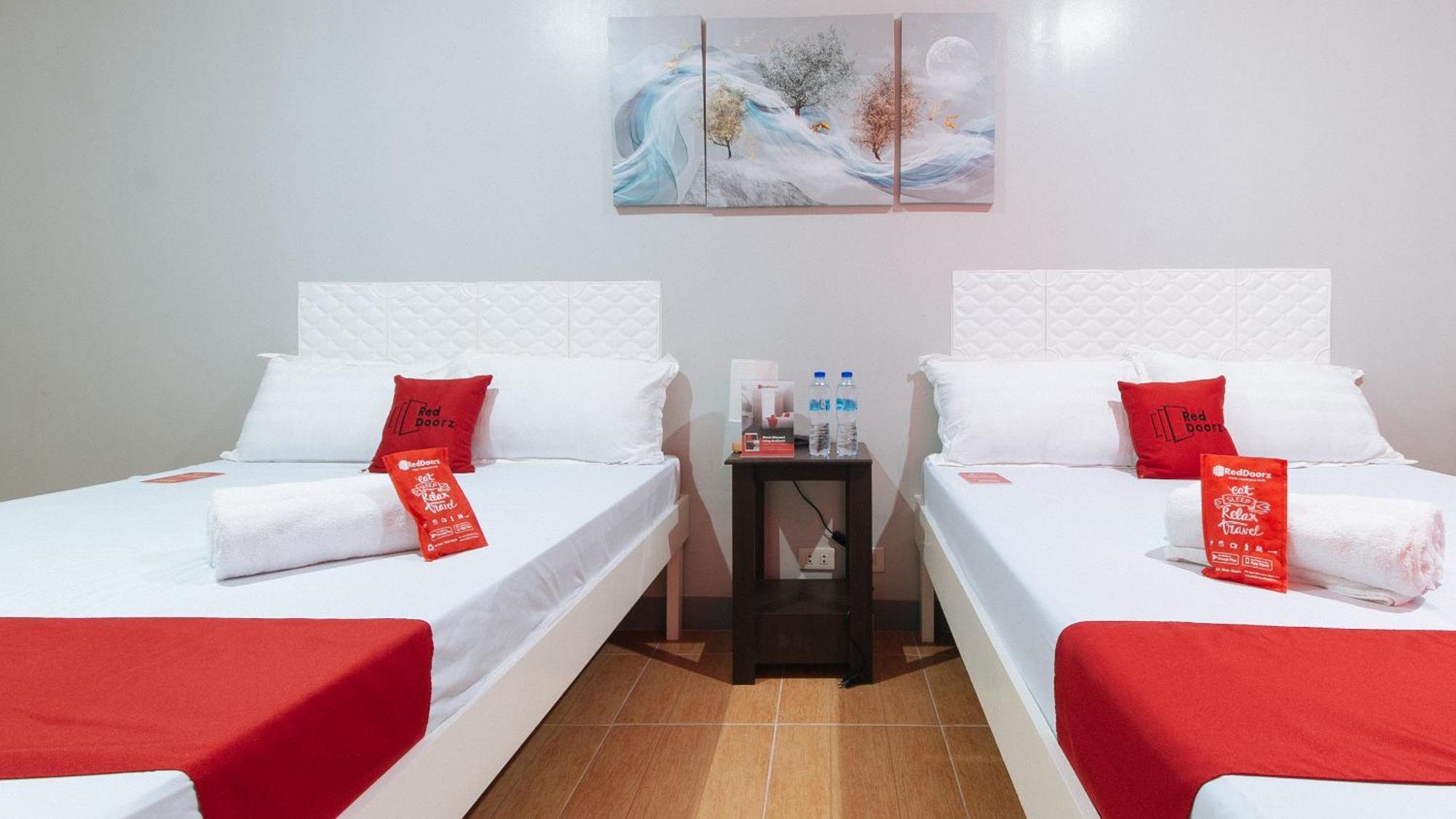 Reddoorz Near Christ The King Medical Center Hotel Las Piñas Eksteriør billede