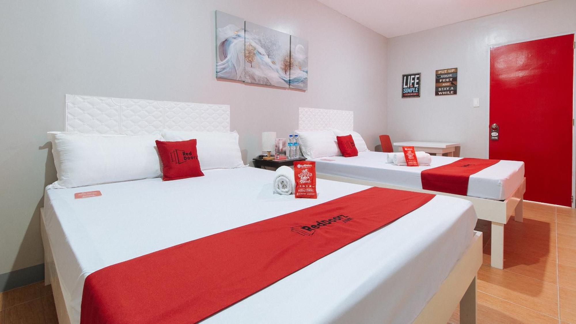 Reddoorz Near Christ The King Medical Center Hotel Las Piñas Eksteriør billede
