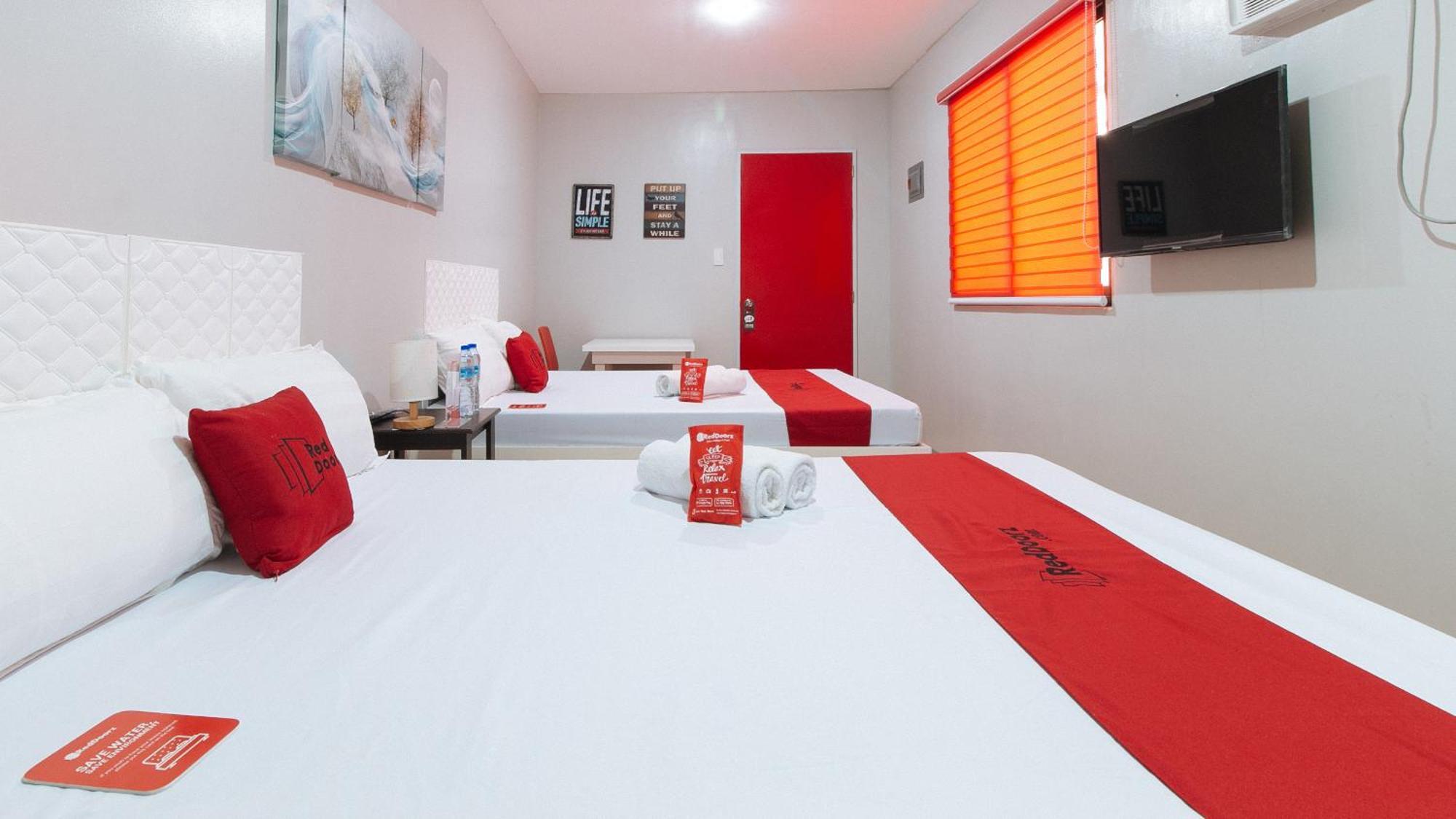 Reddoorz Near Christ The King Medical Center Hotel Las Piñas Eksteriør billede
