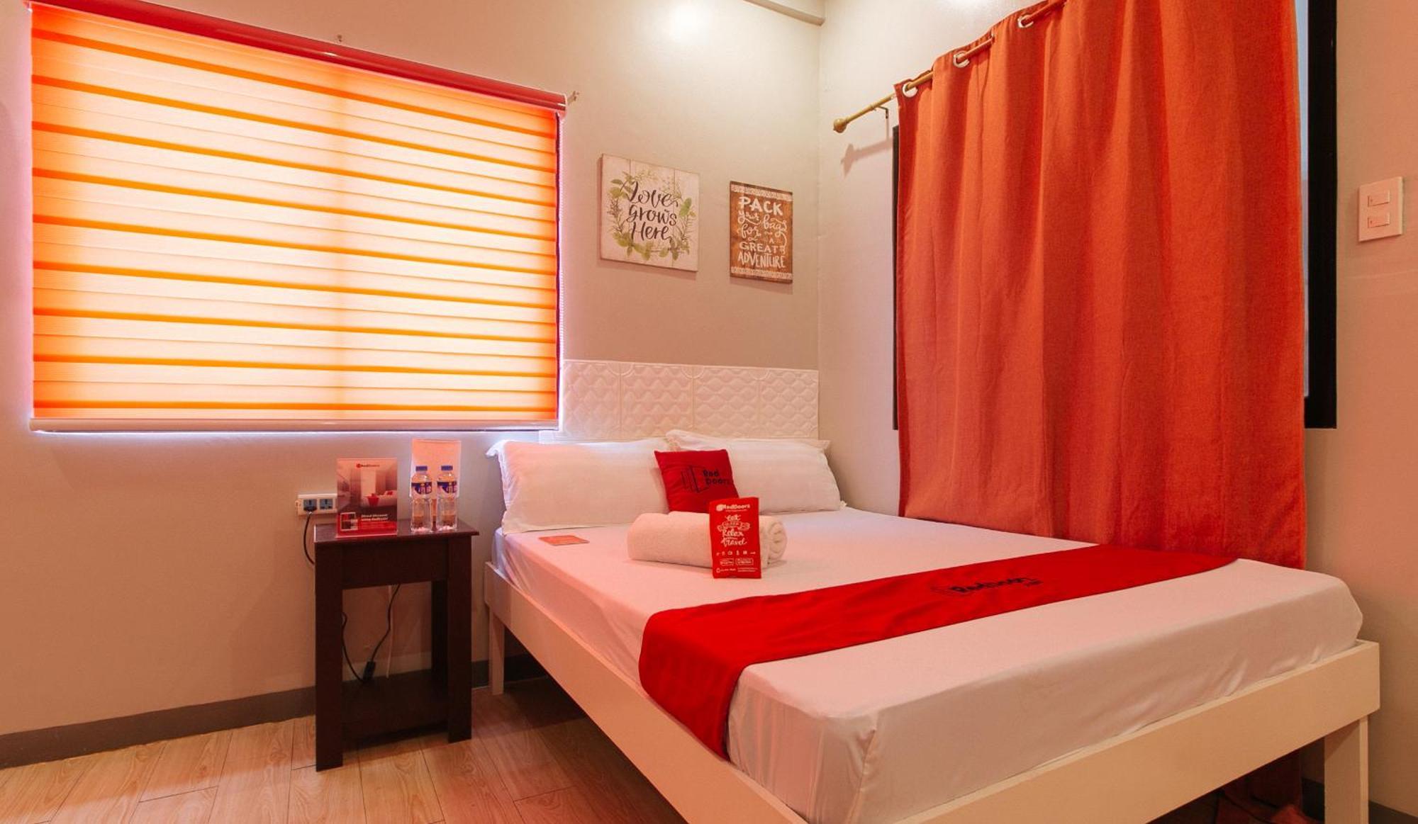 Reddoorz Near Christ The King Medical Center Hotel Las Piñas Eksteriør billede