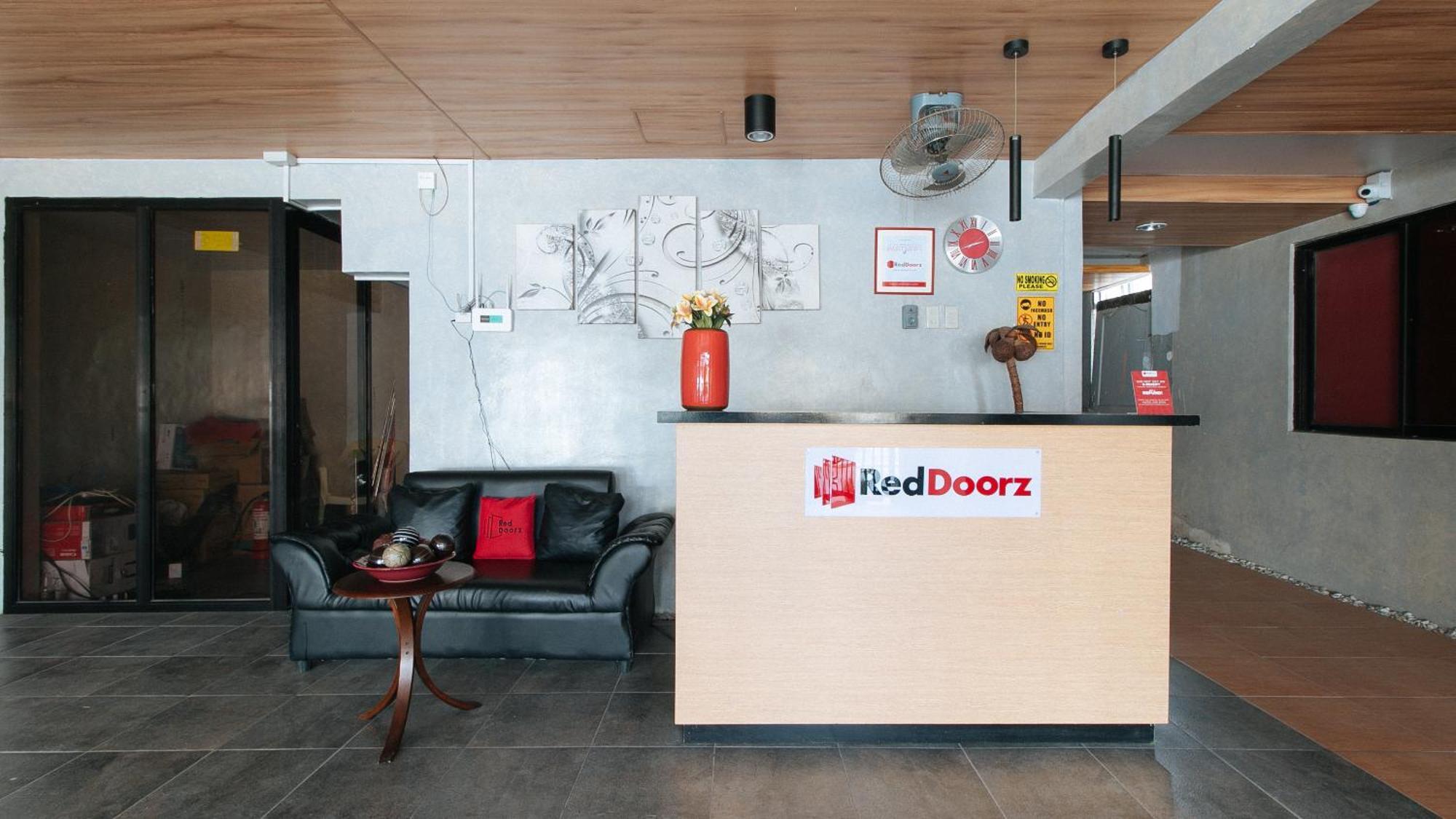 Reddoorz Near Christ The King Medical Center Hotel Las Piñas Eksteriør billede